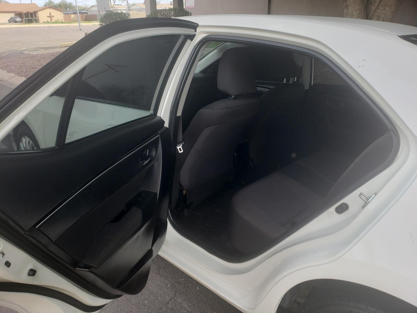 2019 WHITE /gray and black Toyota Corolla le (5YFBURHEXKP) with an 1.8L L4 DOHC 16V engine, 5-Speed Automatic transmission, located at 323 E Dunlap Ave., Phoenix, AZ, 85020, (602) 331-9000, 33.567677, -112.069000 - 2019 Toyota Corolla LE,...... Ice cold A/C, No accidents, Power everything, Stereo/cd player, Phone sync, Bluetooth, Backup camera, Clean Gray and Black interior with black cloth seats in near perfect condition, power windows, power door locks, clean Arizona title, Runs and Drives Excellent. Very cl - Photo#10